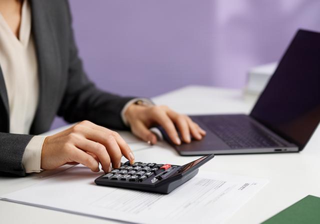 Professionista amministrativo verifica dati paghe alla scrivania