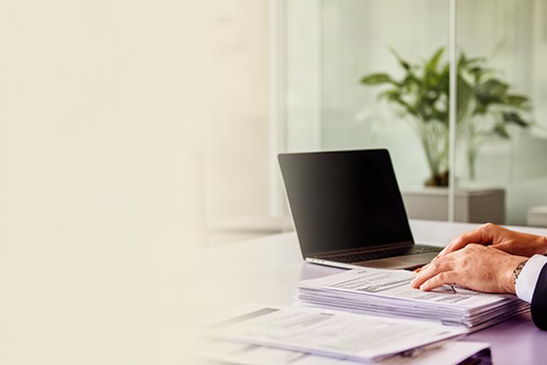 Professionista HR che consulta documenti sulla privacy in un ufficio luminoso del Veneto